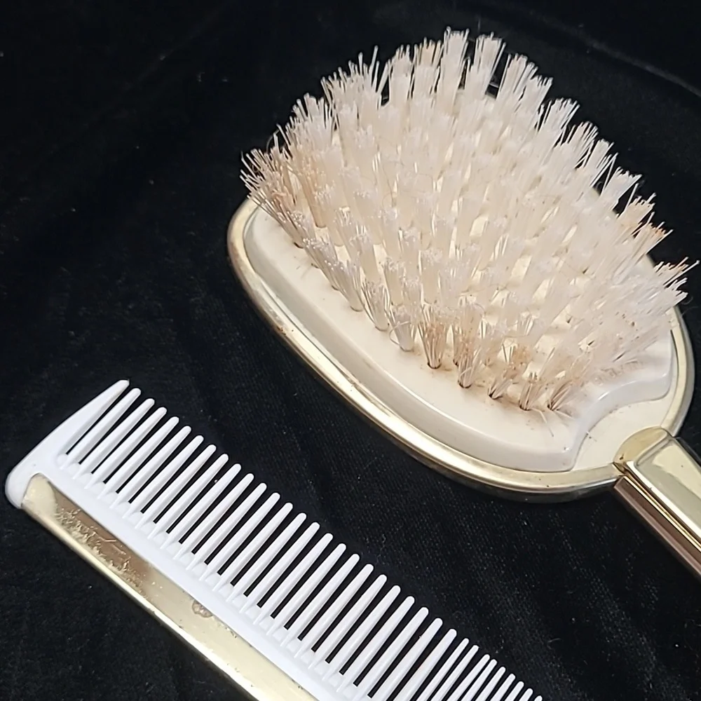 Vintage Brush and Comb Set‎
